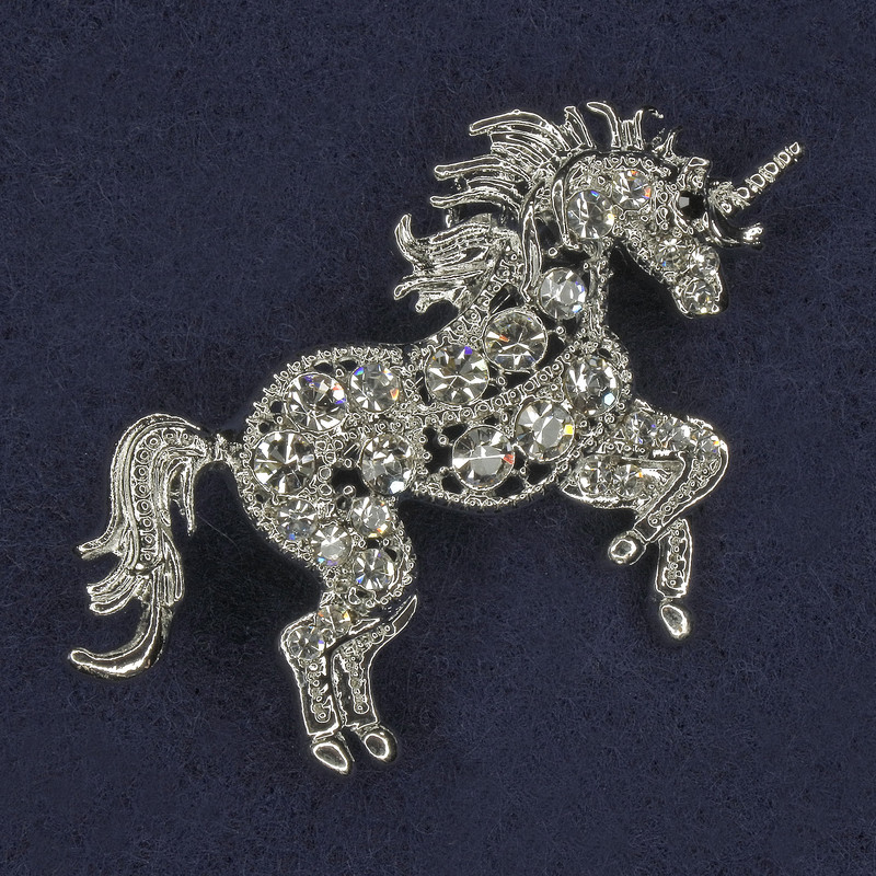 Broszka Jednorożec, białe kryształy, metal srebrzysty, 47×35 mm+
