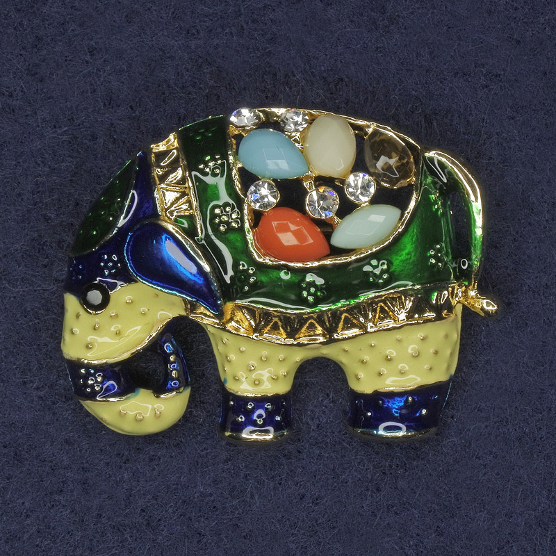 Broszka «Słoń» z kryształkami i różnorodnymi kamieniami, emaliowana, złocisty kolor metalu, 35×26 mm+