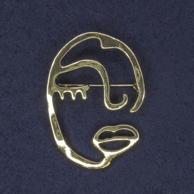 Broszka Akcent Twarz 34x47 mm ± metal w kolorze złotym
