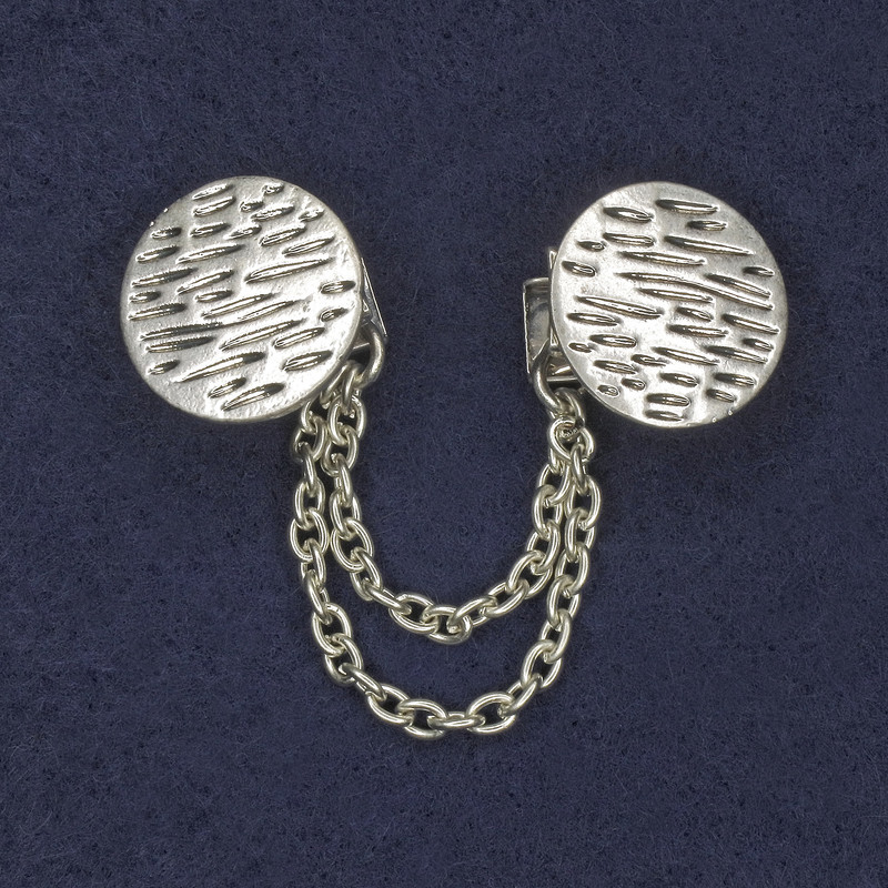 Broszka do kardiganów, metal srebrzysty, średnica ok. 20 mm, łańcuszek, długość 9 cm