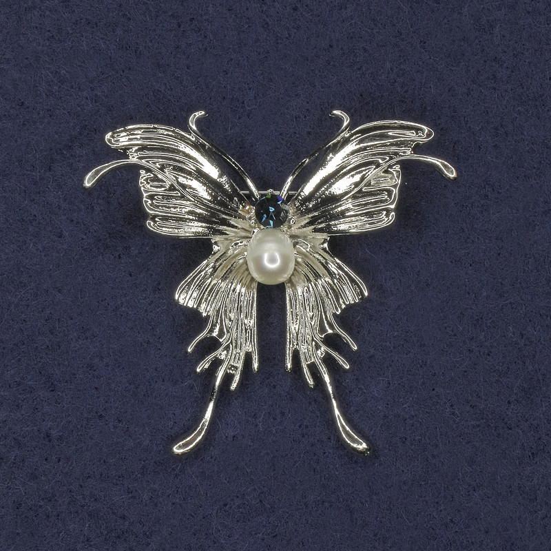 Broszka w kształcie motyla z niebieskim kryształem i perłą, metal srebrzysty 40×44 mm+