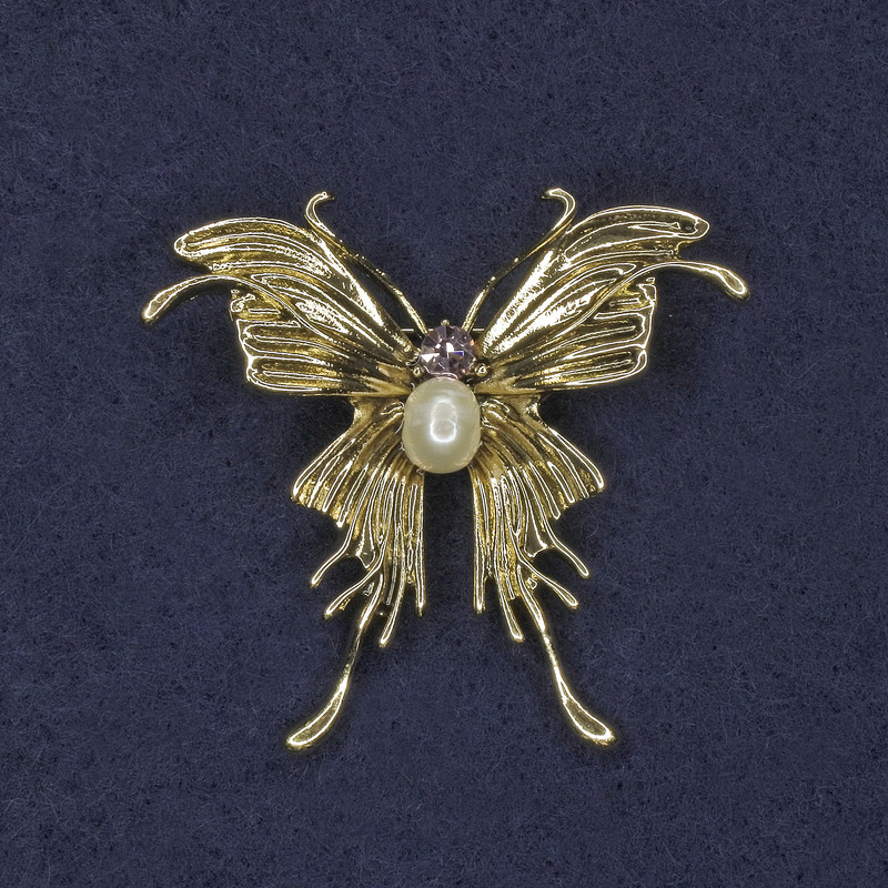 Broszka Motyl różowy, kryształ, perła, metal złoty 40×44 mm+