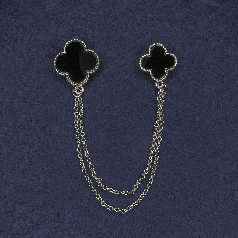 Broszka do kardiganów z czarną emalią, średnica 22 mm ±, średnica 18 mm ±, srebrzysty metalowy łańcuszek, długość ok. 12 cm