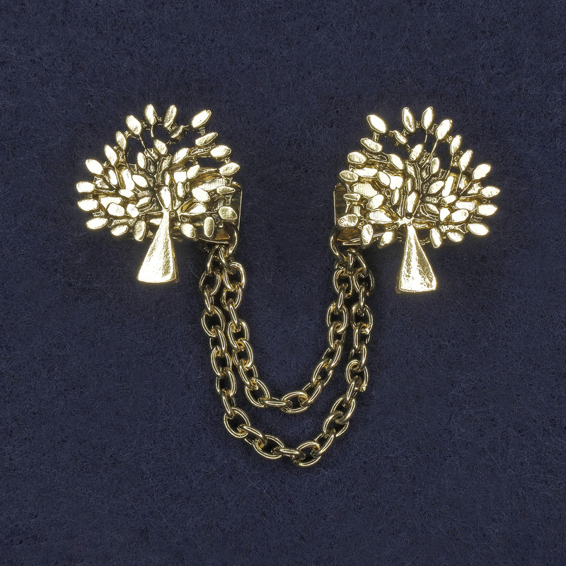 Broszka do kardiganów, średnica ok. 22×25 mm, złoty metal, łańcuszek, długość 9 cm.