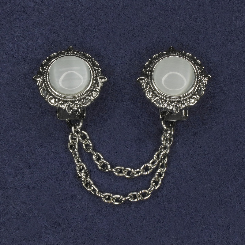Broszka do kardiganów ze szarym kamieniem „Kocim Okiem”, średnica ok. 22 mm, srebrzysty metal, łańcuszek, długość ok. 9 cm