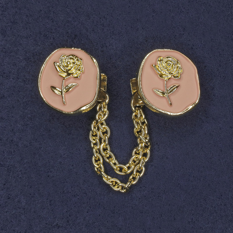 Broszka do kardiganów – różowa emalia, metal złocisty, średnica 20 mm, długość łańcuszka 9 cm