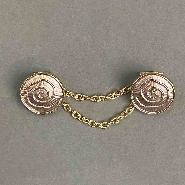 Broszka do kardiganów, różowa emalia, metal w kolorze złotym, średnica 20 mm ±, łańcuszek, długość 9 cm+