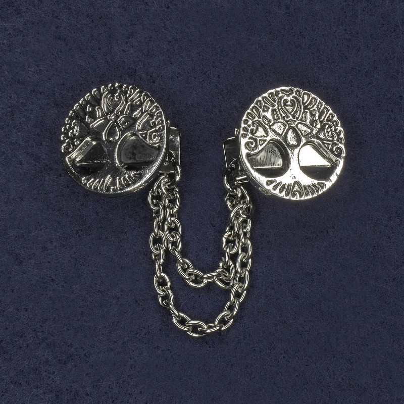 Broszka do kardiganów z metalem srebrzystym, średnica ok. 20 mm, łańcuszek długości ok. 9 cm