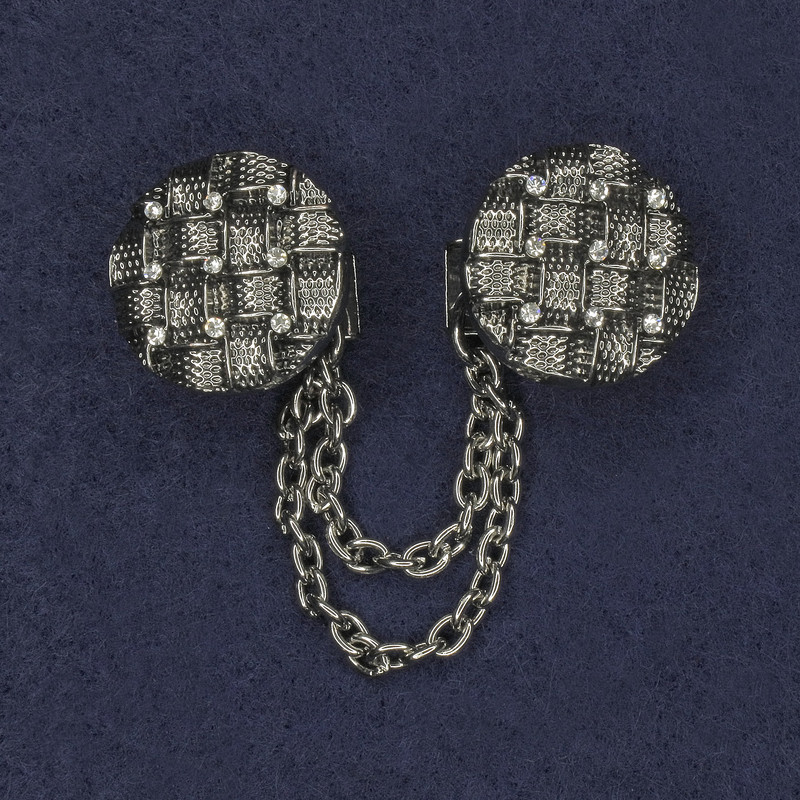 Broszka do kardiganów z białymi kryształami, metal srebrzysty, średnica około 20 mm, łańcuszek długości około 9 cm