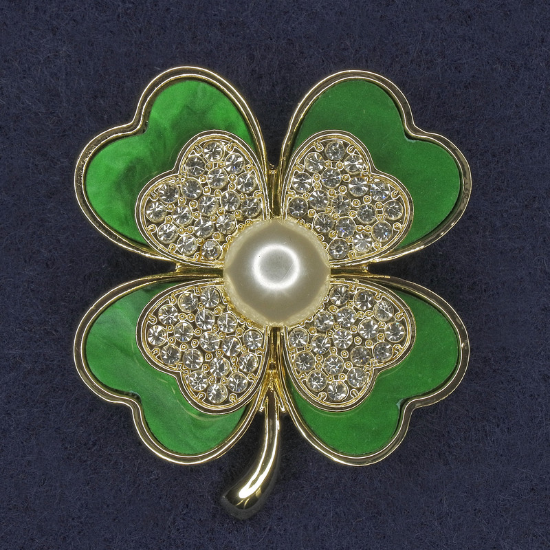 Broszka Koniczyna – białe kryształki strass, biała perła, kolor zielono-perłowy, metal złocisty, średnica 38x45 mm