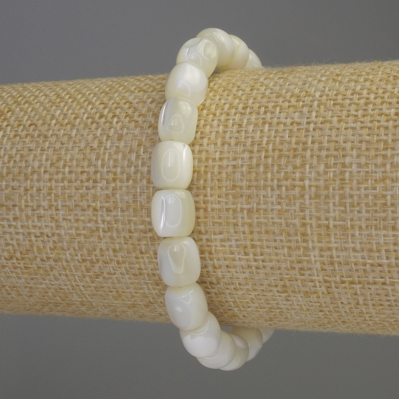 Bransoletka z masy perłowej w formie barilo, średnica około 8×7,5 mm, długość 18 cm, elastyczna