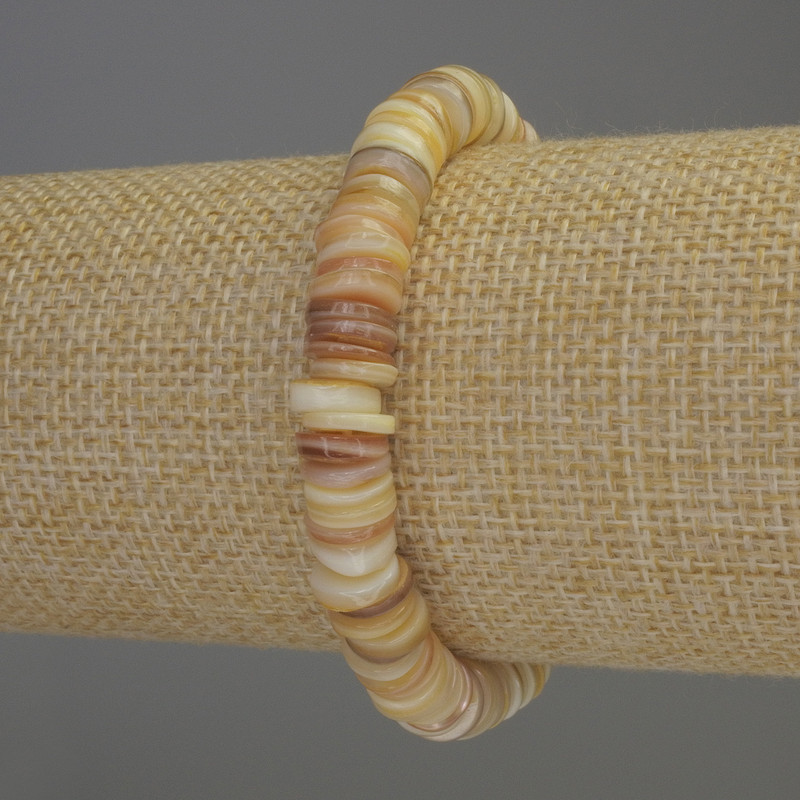 Bransoletka z masy perłowej w rondelkowej formie, średnica ok. 8×2 mm, długość 18 cm, elastyczna