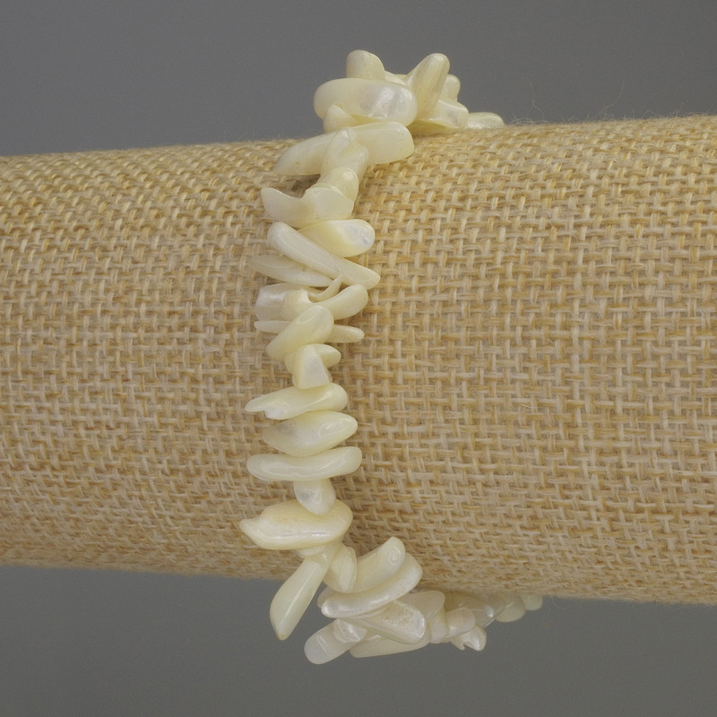 Bransoletka z drobinek masy perłowej, średnica 7–12×2–4 mm, długość 18 cm, rozciągana