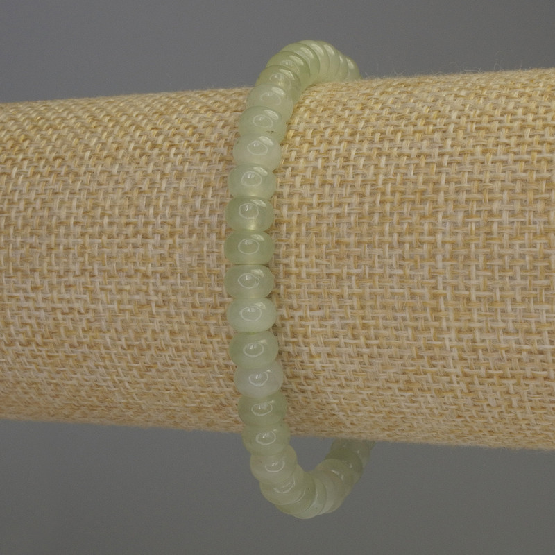 Bransoletka z nefrytu w formie rondeli, średnica 6×4 mm, długość około 18 cm, elastyczna