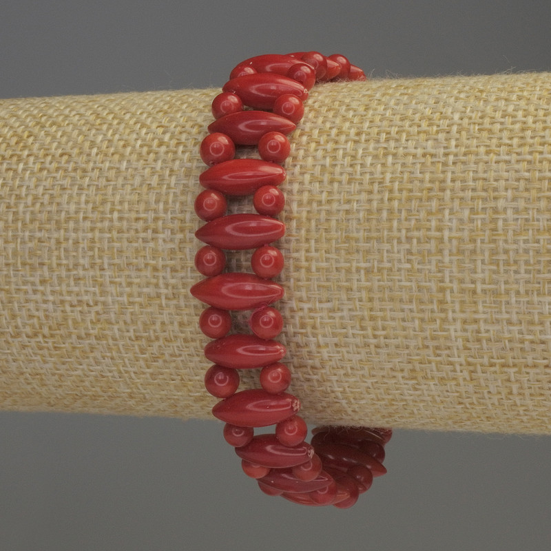 Bransoletka z koralu na podwójnej nici, koraliki ryżowe o wymiarach 13×5 mm z gładkimi kuleczkami o średnicy 4 mm, długość 18 cm, elastyczna