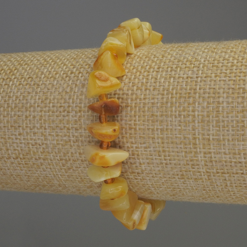 Bransoletka z bursztynu w kawałkach o rozmiarach 9–11×3–5 mm, z koralikami 3 mm, długość 18 cm, na gumce elastycznej