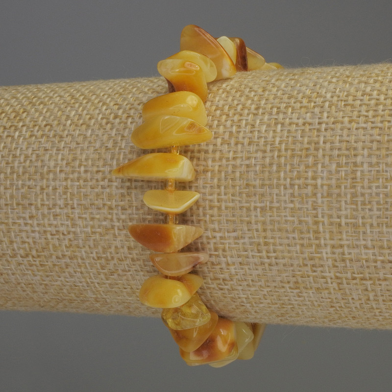 Bransoletka z bursztynu w drobinkach 8-13×4-5 mm, z koralikami 3 mm, długość 18 cm, elastyczna