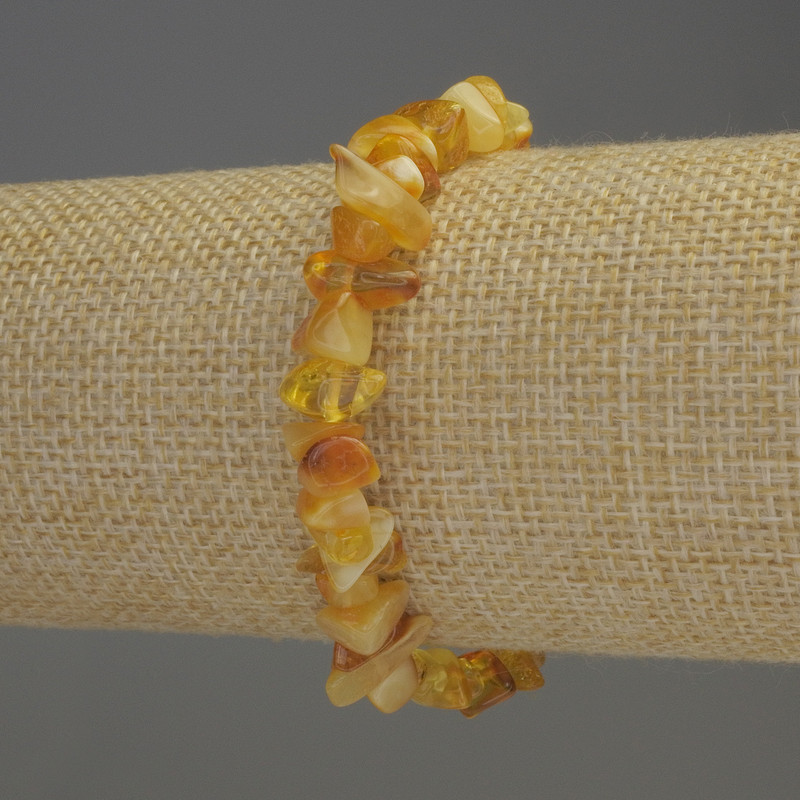 Bransoletka z bursztynowych drobin 5–10×3–5 mm, długość 18 cm, stretch