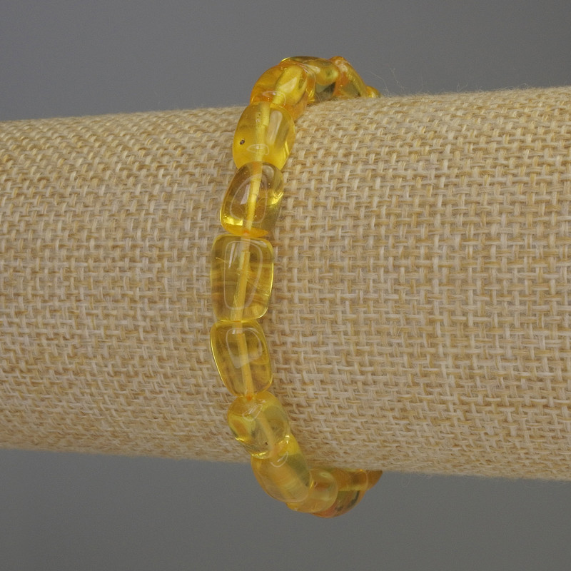 Bransoletka z bursztynu w kształcie galetów 8×8 mm, długość ok. 18 cm, na elastycznej gumce
