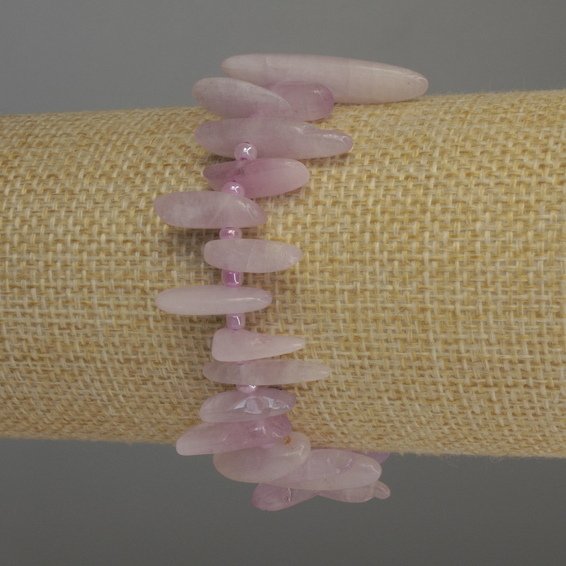 Bransoletka z kunzytu, drobinki kamienia w kształcie igły 13–20 mm, z koralikami 3 mm, długość 18 cm, elastyczna