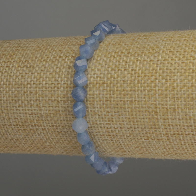 Bransoletka z akwamarynu fasetowana, romb o wymiarach 6×5 mm, długość 18 cm, na elastycznej gumce