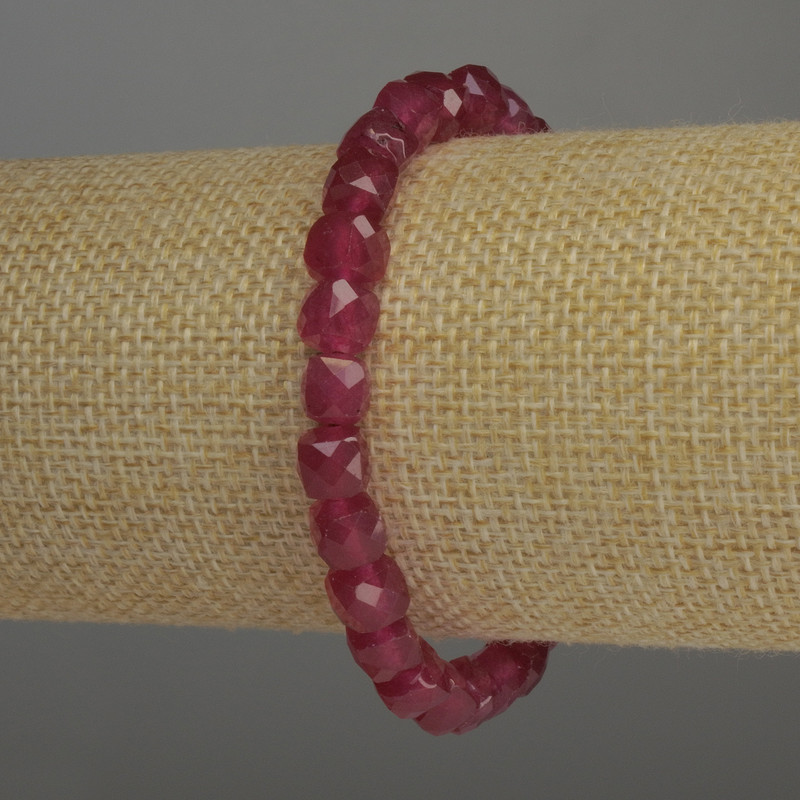 Bransoletka z fasetowanego turmalinu w kształcie sześcianu, o wymiarze 7×7 mm, długość 18 cm, elastyczna