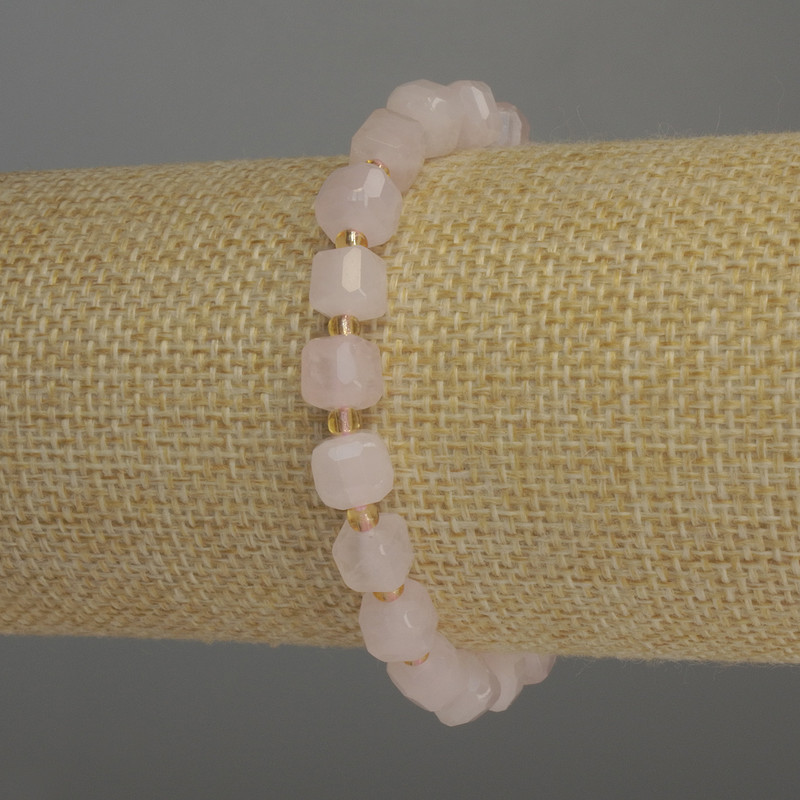 Bransoletka z różowego kwarcu, fasetowane kostki, o wymiarach 7×7 mm ±, koraliki 3 mm ±, długość 18 cm, na elastycznej gumce