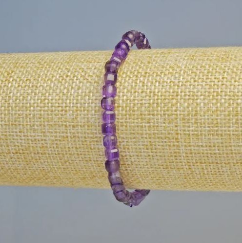 Bransoletka z ametystu, naturalny kamień, szlifowane kostki o średnicy 4 mm ± (elastyczna gumka), długość 18 cm+