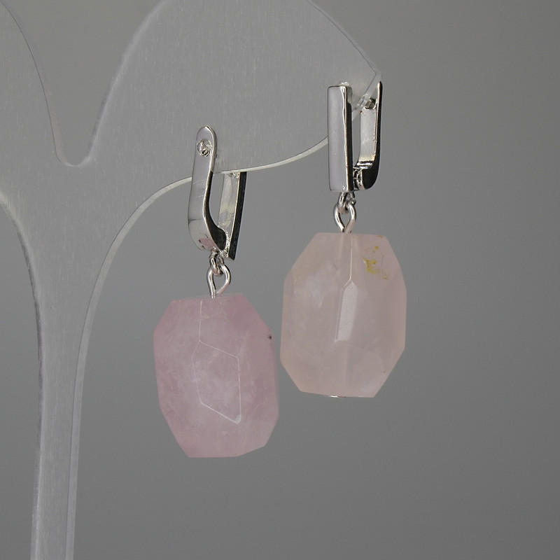 Kolczyki z różowego kwarcu — wielokąty 18×13 mm, długość 34 mm ±