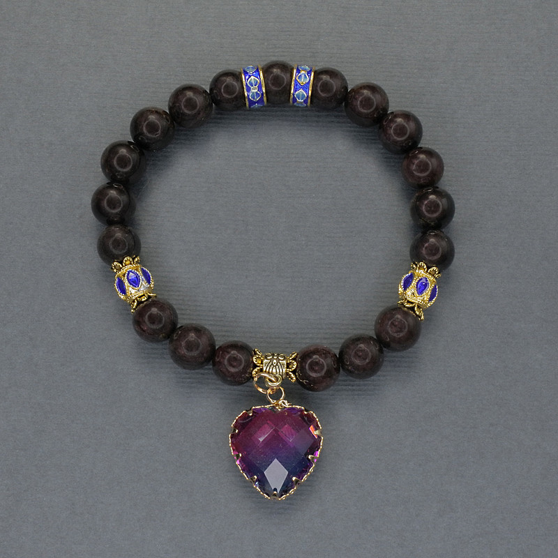 Bransoletka z granatu — gładkie kuleczki o średnicy około 8 mm, z elementami cloisonné i metalowymi wstawkami z zawieszką, długość 18 cm, elastyczna