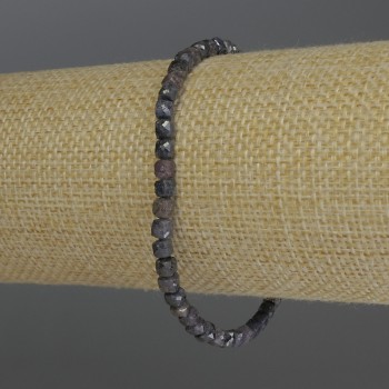 Bransoletka z fasetowanego szafiru, kubik o średnicy 4 mm, długość 18 cm, na elastycznej gumce