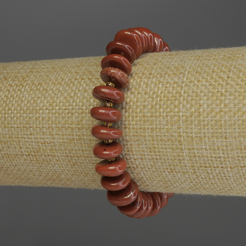 Bransoletka z czerwonego jaspisu fasetowana, o średnicy 4×12 mm, z koralikami 3 mm, długość 18 cm, elastyczna