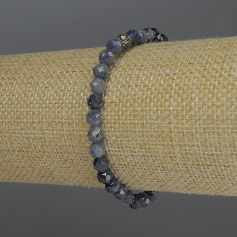 Bransoletka ze szafirem, fasetowana kuleczka, średnica około 5 mm, długość 18 cm, elastyczna