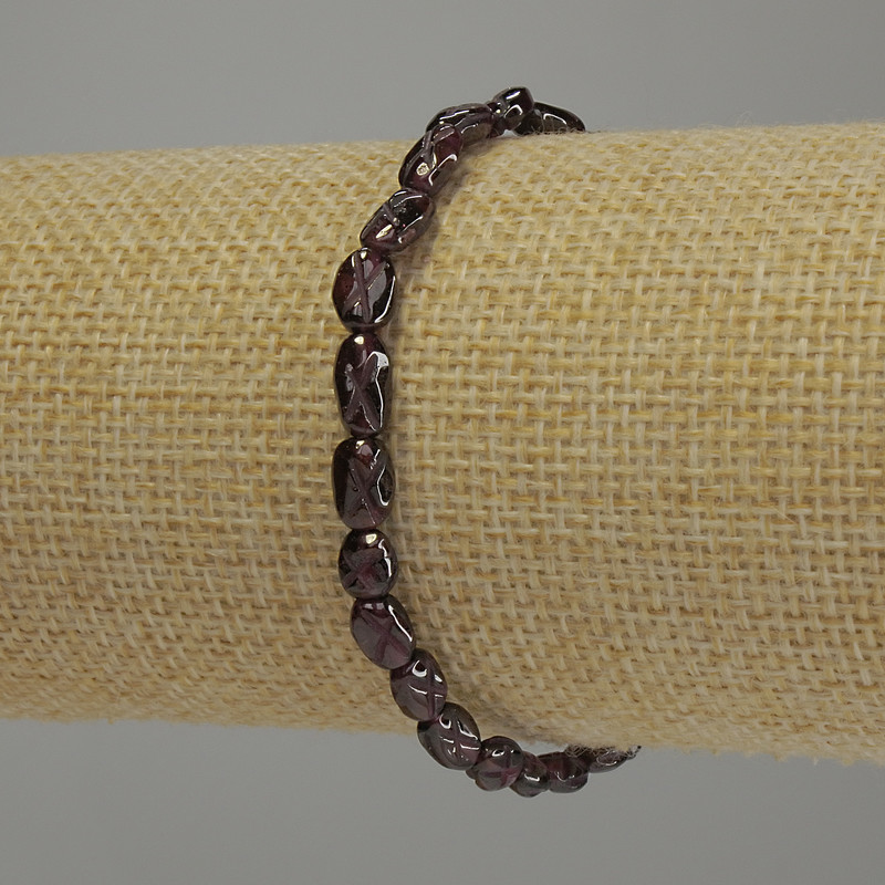 Bransoletka z granatu, fasetowane kulki, średnica 6–8×5 mm, długość 18 cm, elastyczna