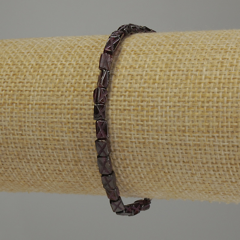 Bransoletka z granatem fasetowanym prostokątnym, średnica 5–7×4 mm, długość 18 cm, na elastycznej gumce
