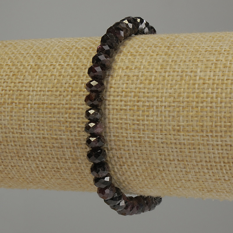 Bransoletka z granatu — fasetowane rondelki, średnica 6x4 mm, długość 18 cm, na elastycznej gumce