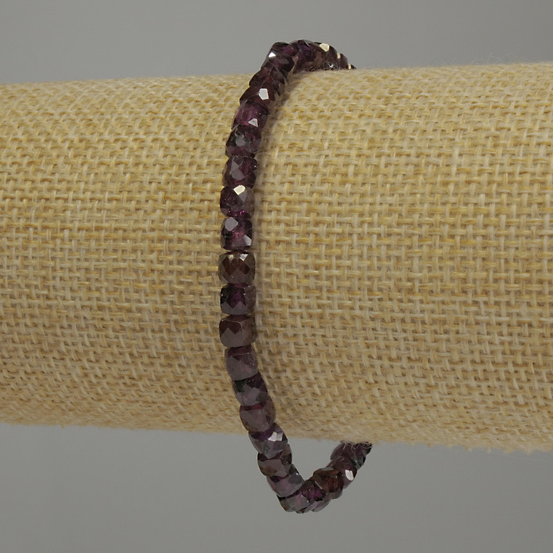 Bransoletka z granatu fasetowane kostki, średnica 4,5×4 mm, długość 18 cm, na elastycznej gumce