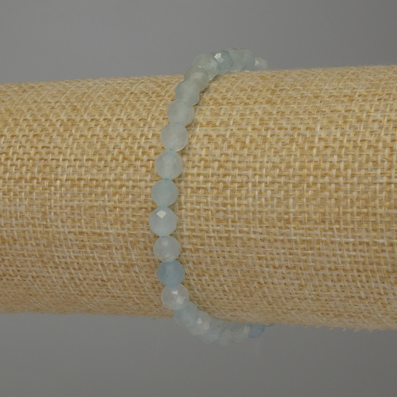Bransoletka z akwamarynu, fasetowane kuleczki o średnicy ok. 5 mm, długość 18 cm, elastyczna