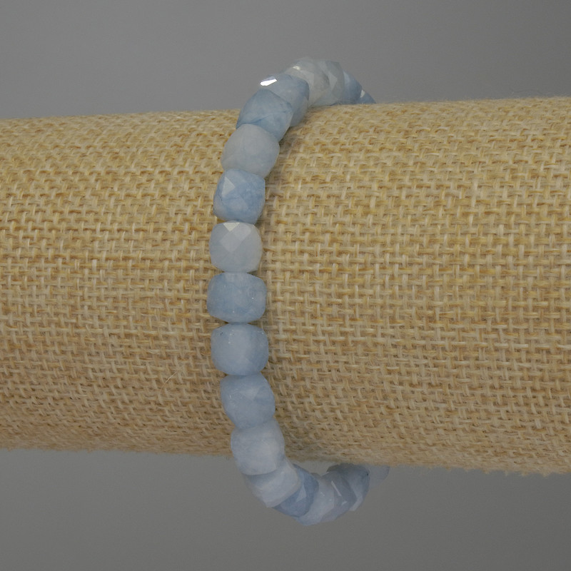 Bransoletka z fasetowanego akwamarynu w kształcie sześcianu, o wymiarach 7×7 mm, długość 18 cm, elastyczna