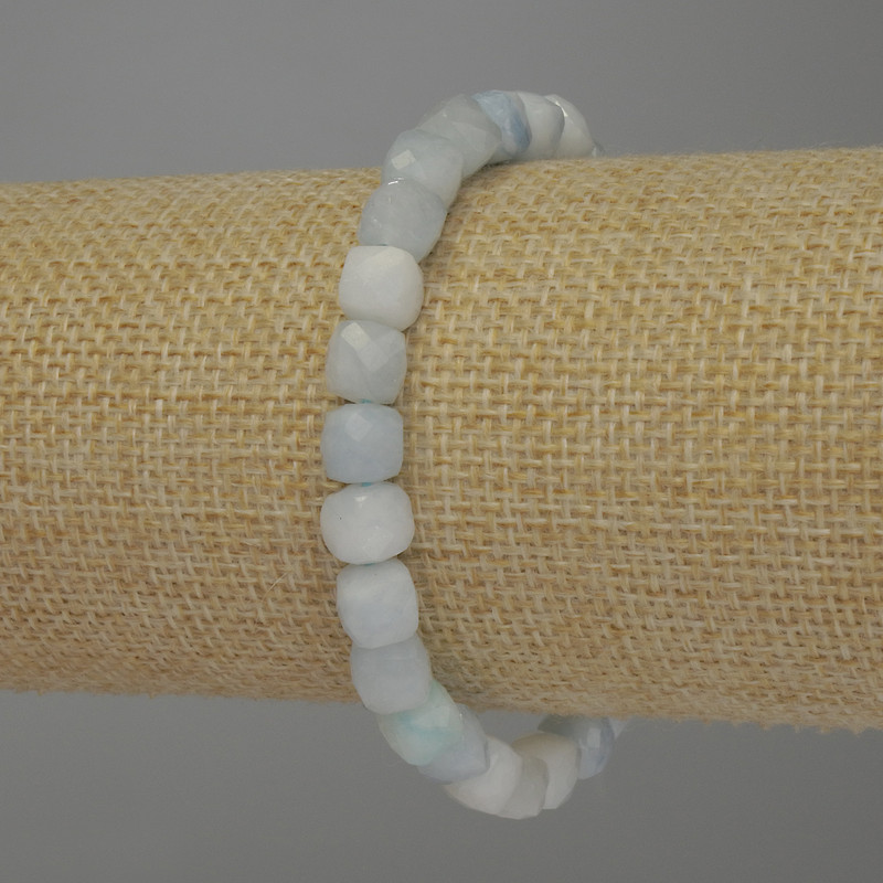 Bransoletka z akwamarynu fasetowanego w formie kostek, o wymiarach 7×7 mm, długość 18 cm, na elastycznej gumce