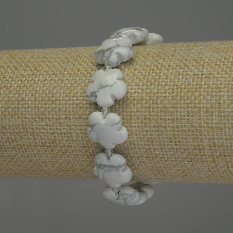 Bransoletka z howlitem, naturalny kamień, motyw kwiatu, średnica 15 mm, długość 18 cm (rozciągliwa)