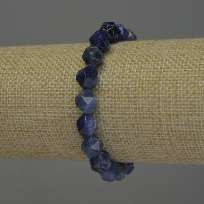 Bransoletka z sodalitu o wielokątnym kształcie, średnica 10×8 mm, długość 18 cm, elastyczna
