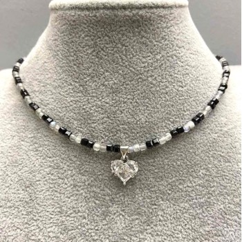 Choker z turmalinem i labradorytem, fasetowane kostki 3 mm, z zawieszką w kształcie serca 12 mm, długość 38 mm, z zapięciem i przedłużającym łańcuszkiem