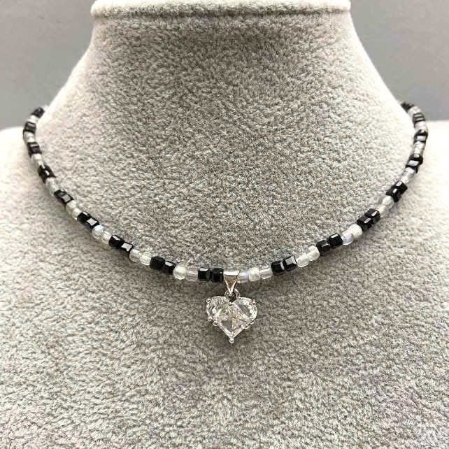 Choker z turmalinu i labradorytu, fasetowany sześcian 3 mm, z zawieszką w kształcie serca 12 mm, długość 38 cm z przedłużającym łańcuszkiem