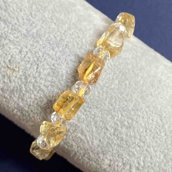 Bransoletka z cytryną fasetowaną o wymiarach 8–10 × 7 mm, długość 18 cm, czeskie kryształy 6 × 5 mm, na elastycznej gumce