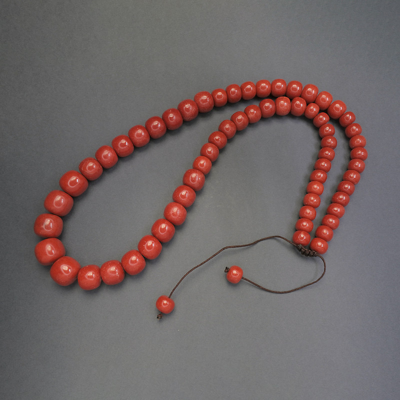 Naszyjnik z koralu sztucznego, gładkie rondelki, średnica 10–16 mm, długość 66 cm, sznurek regulowany