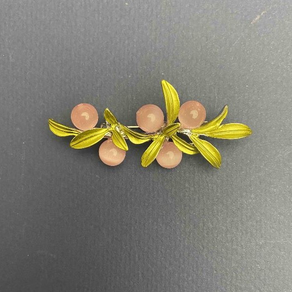 Broszka «Kocie oko» 60×27 mm — kolor: różowy; zielona emalia; metal srebrzysty
