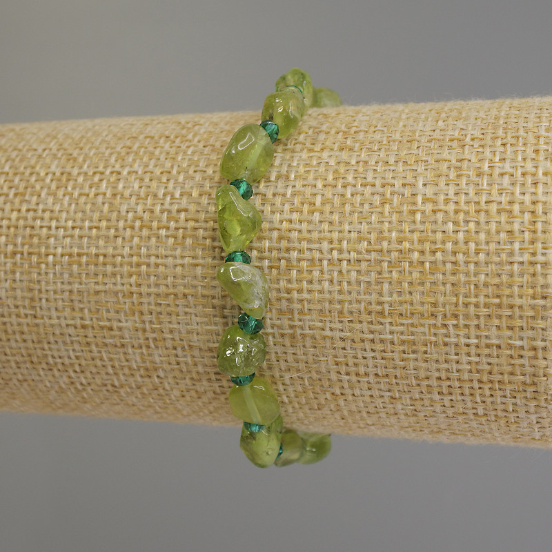 Bransoletka z chryzolitu i chryzoprasu, fasetowane koraliki o wymiarach 7-9×6 mm, fasetowany rondel z chryzoprasu 3,5×3 mm, długość 18 cm, elastyczna