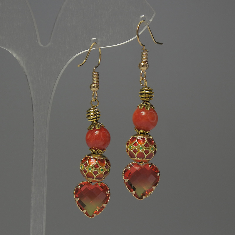 Kolczyki z koralu (sztuczny) kuleczka, średnica 8 mm ±, emalia cloisonné 10 mm ±, kryształ w oprawie 13 mm ±, długość 56 mm ±