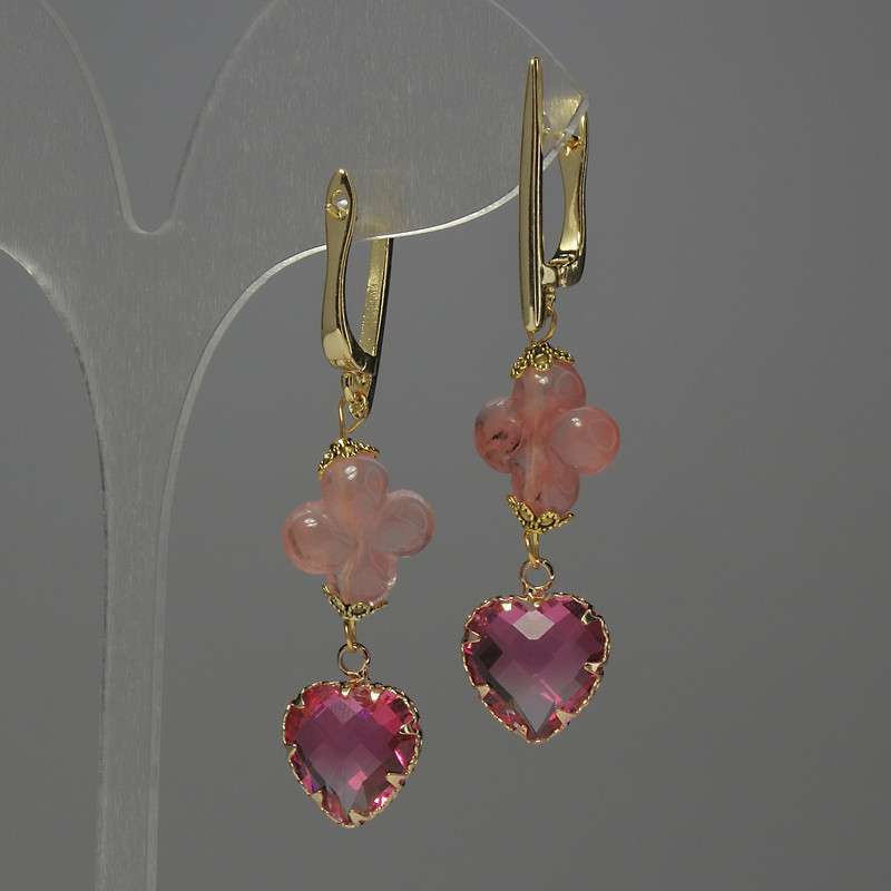 Kolczyki z chalcedonu w kształcie koniczyny, średnica 13 mm ±, różowy kryształ w oprawie 13 mm ±, długość 53 mm ±